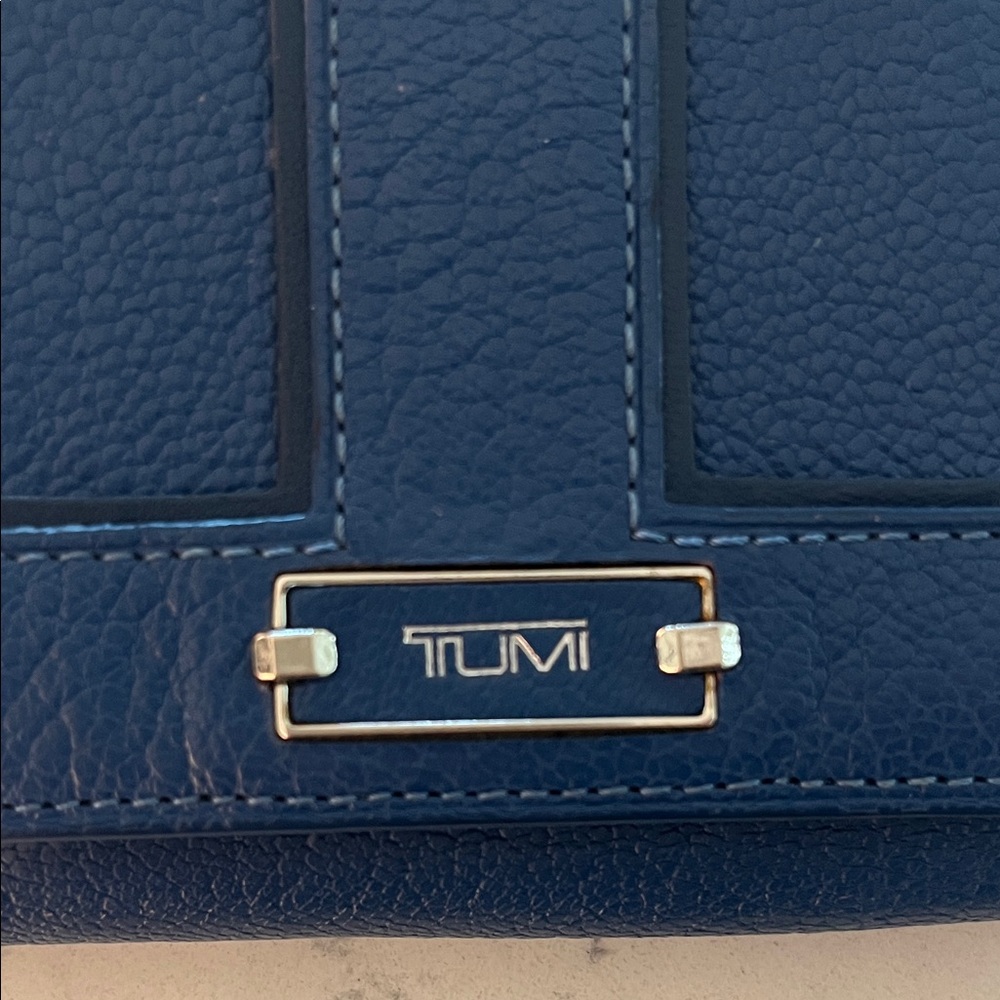 TUMI Wallet  Luxury Brand Navy Leather Trifold Wallet - Picture 4 of 6